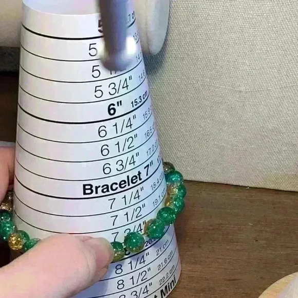 Vintage Green/ Gold Glass Beaded Stretch Bracelet - Picture 4 of 4